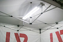 Arbeitsleuchte im Faltzelt eingehangen